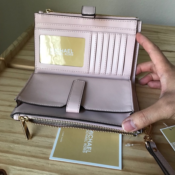 Michael Kors Wallet🎈🎈 - Picture 5 of 8